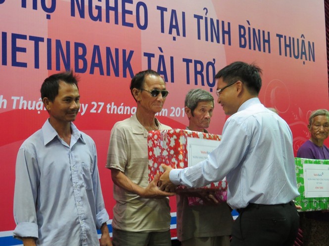 VietinBank tặng 300 căn nhà cho hộ nghèo - ảnh 1